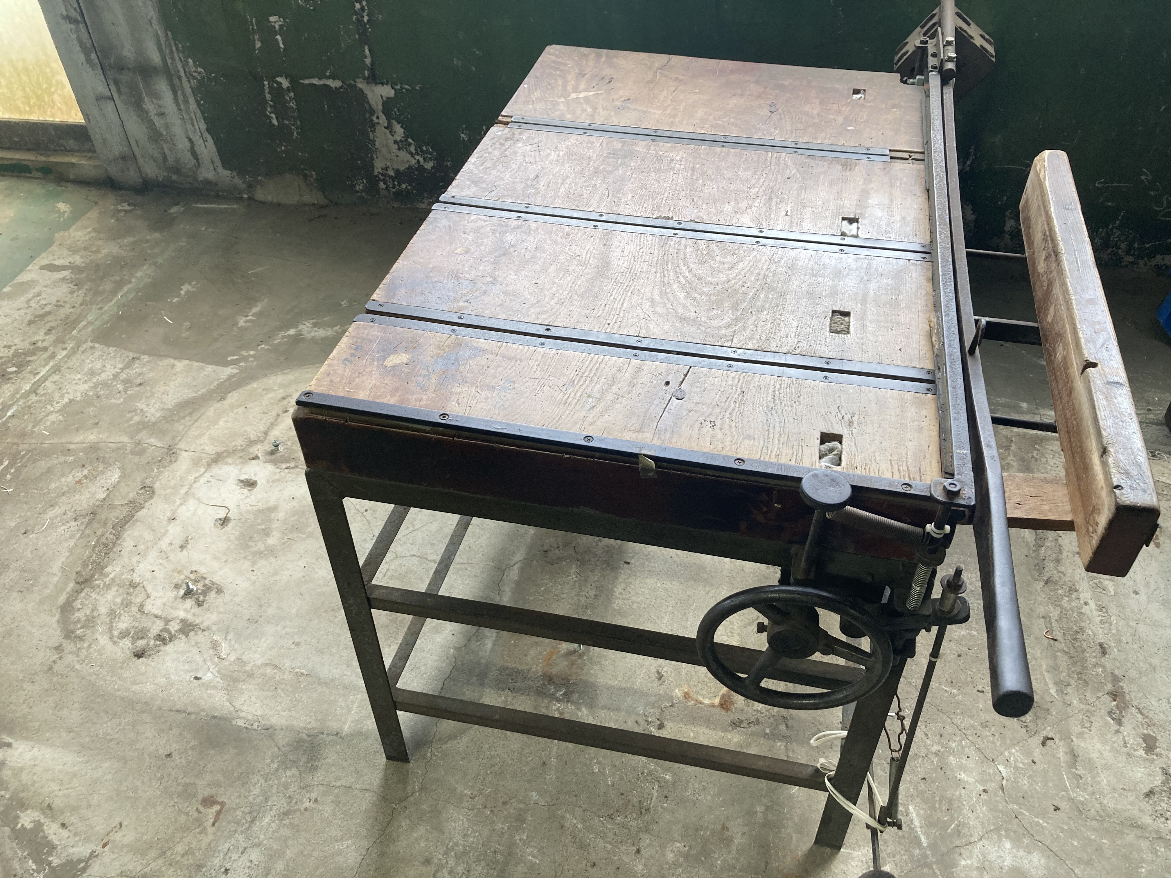 中古価格] 裁断機(ー/ー)| シェアリングファクトリー裁断機 | シェア