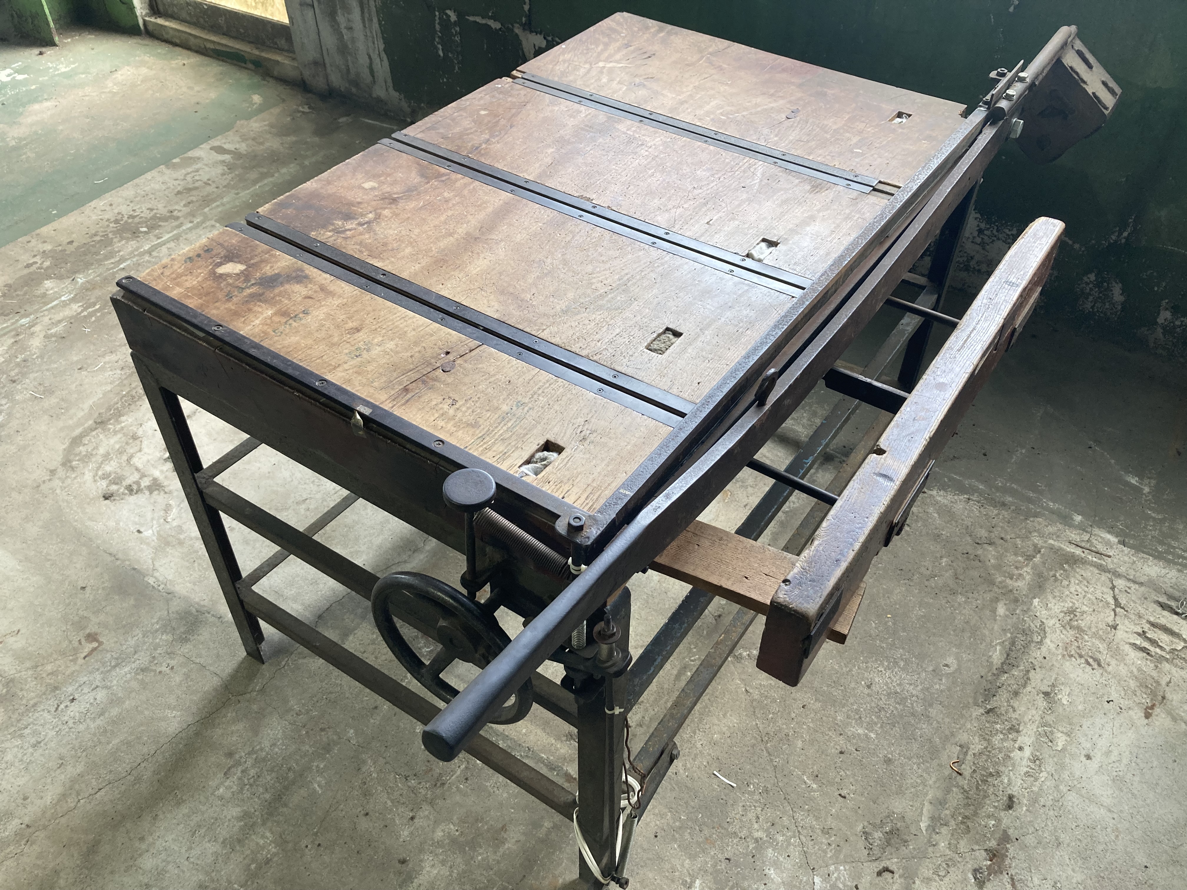 中古価格] 裁断機(ー/ー)| シェアリングファクトリー裁断機 | シェア