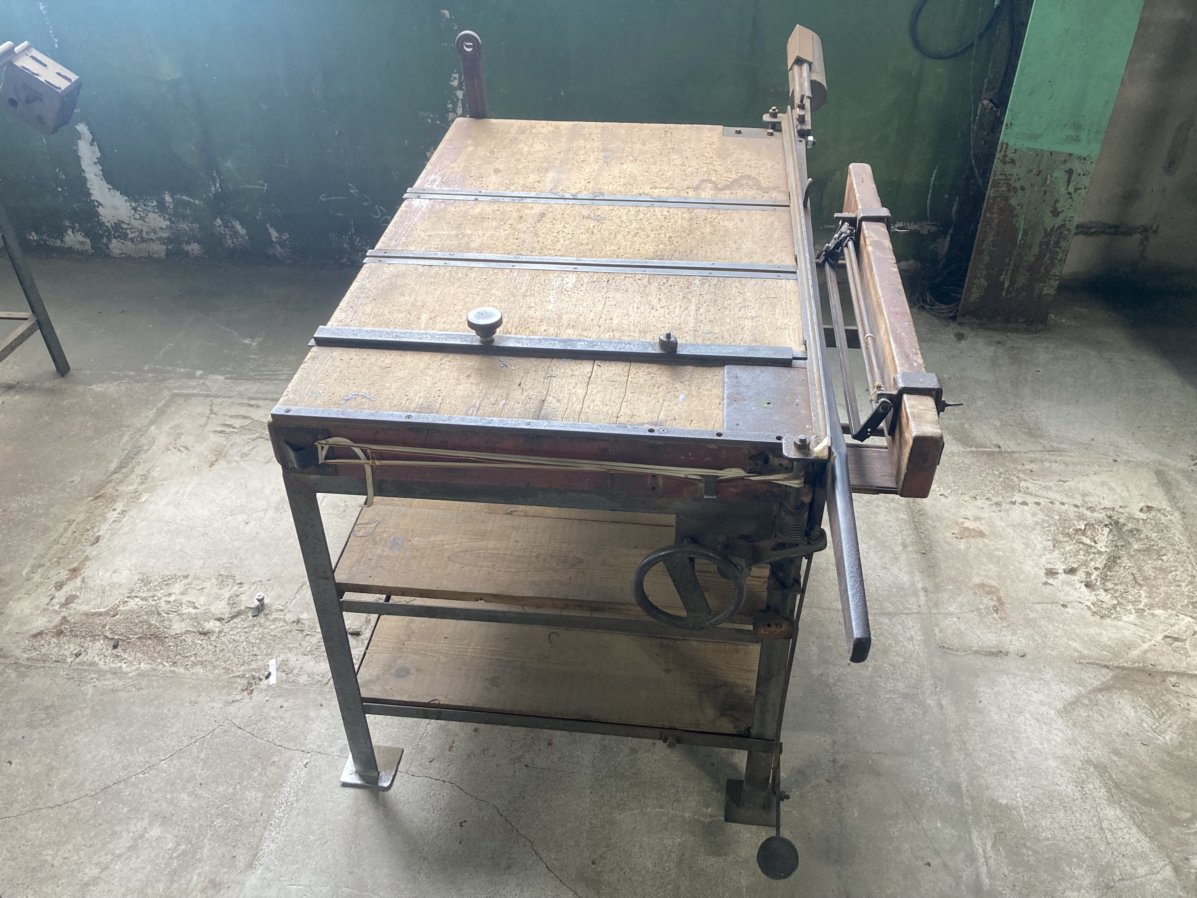 中古価格] 裁断機(-/ー)| シェアリングファクトリー裁断機 | シェア